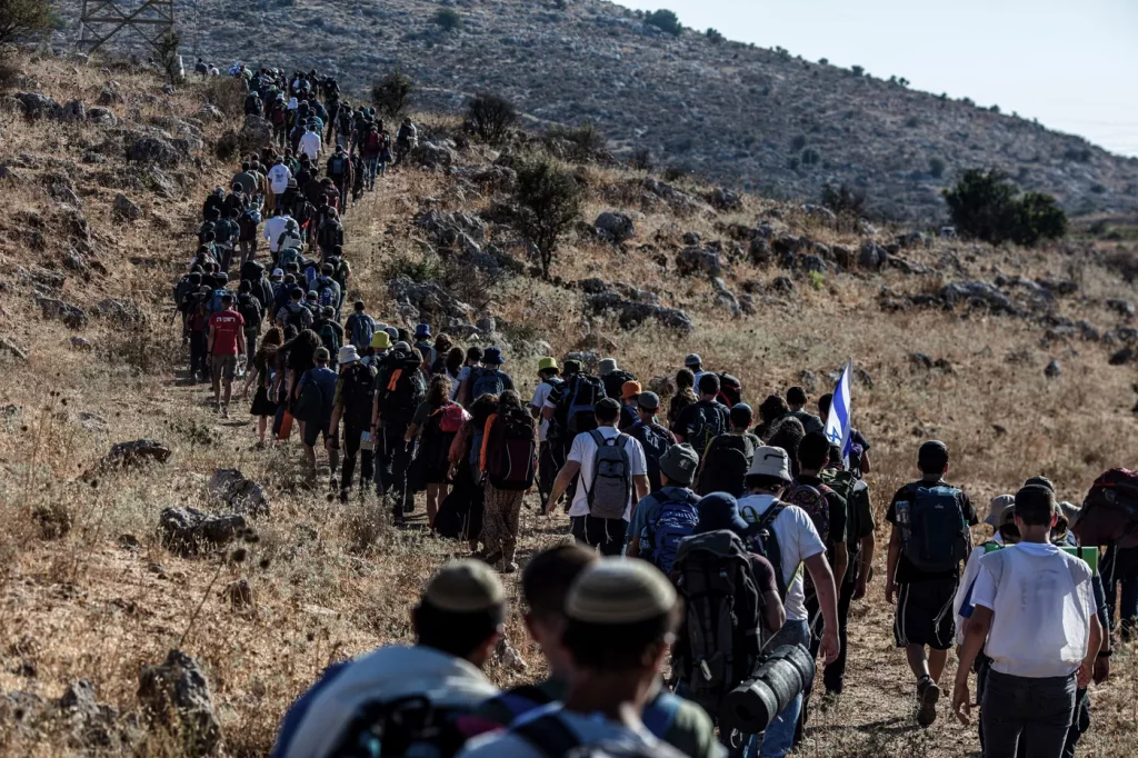 colons-israeliens-arpentent-collines-Cisjordanieconstruire-nouvelle-colonie-environs-celle-Barkan-20-juillet-2022_0 thumbnail