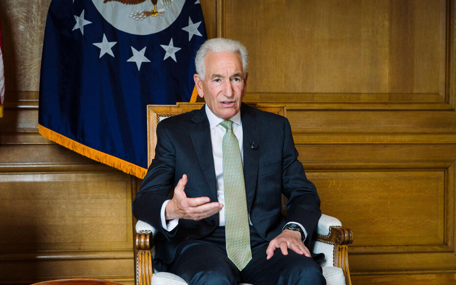 L’ambassadeur des Etats-Unis en France, Charles Kushner, dans son bureau a Paris, le 23 juillet 2025. thumbnail