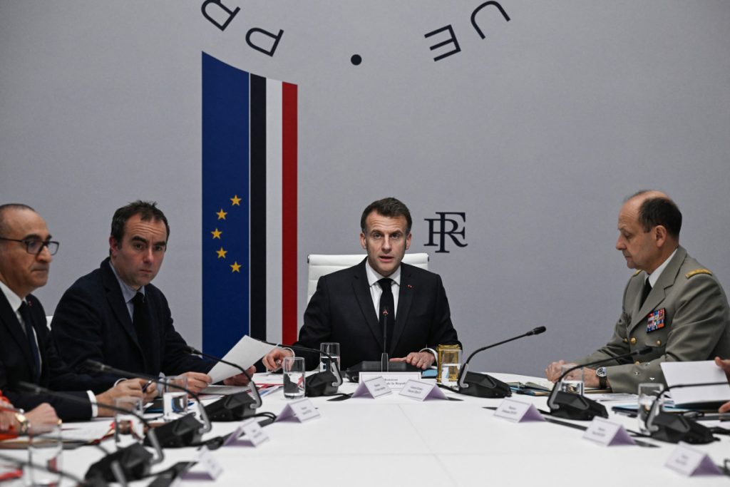 1820562-emmanuel-macron-lors-du-conseil-de-defense-et-de-securite-a-l-elysee-ce-samedi-28-fevrier thumbnail