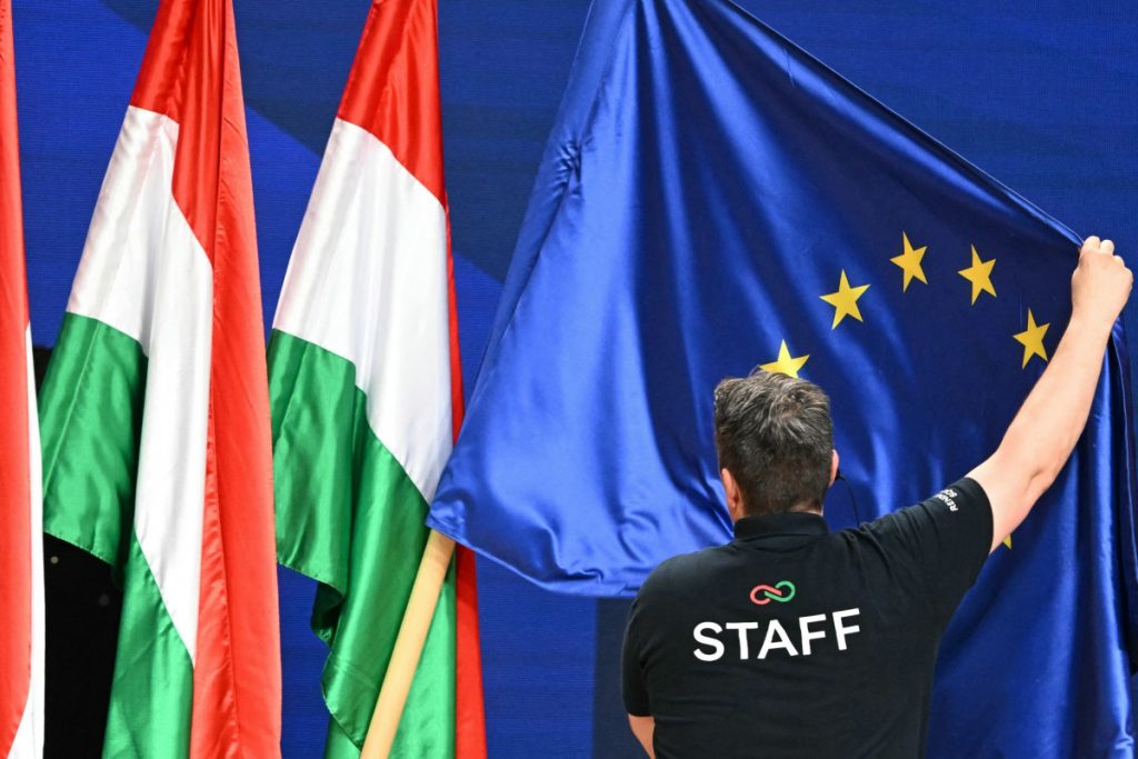1830235-un-employe-ajuste-un-drapeau-europeen-a-cote-de-drapeaux-hongrois-au-centre-de-congres-et-d-expositions-hungexpo-de-budapest-en-hongrie-le-13-avril-2026 thumbnail