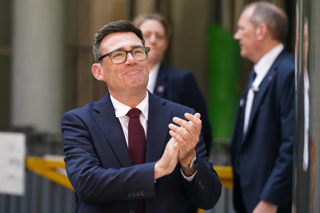 Royaume-Uni : Andy Burnham prend la tête du Labour avec Reform UK en ligne de mire