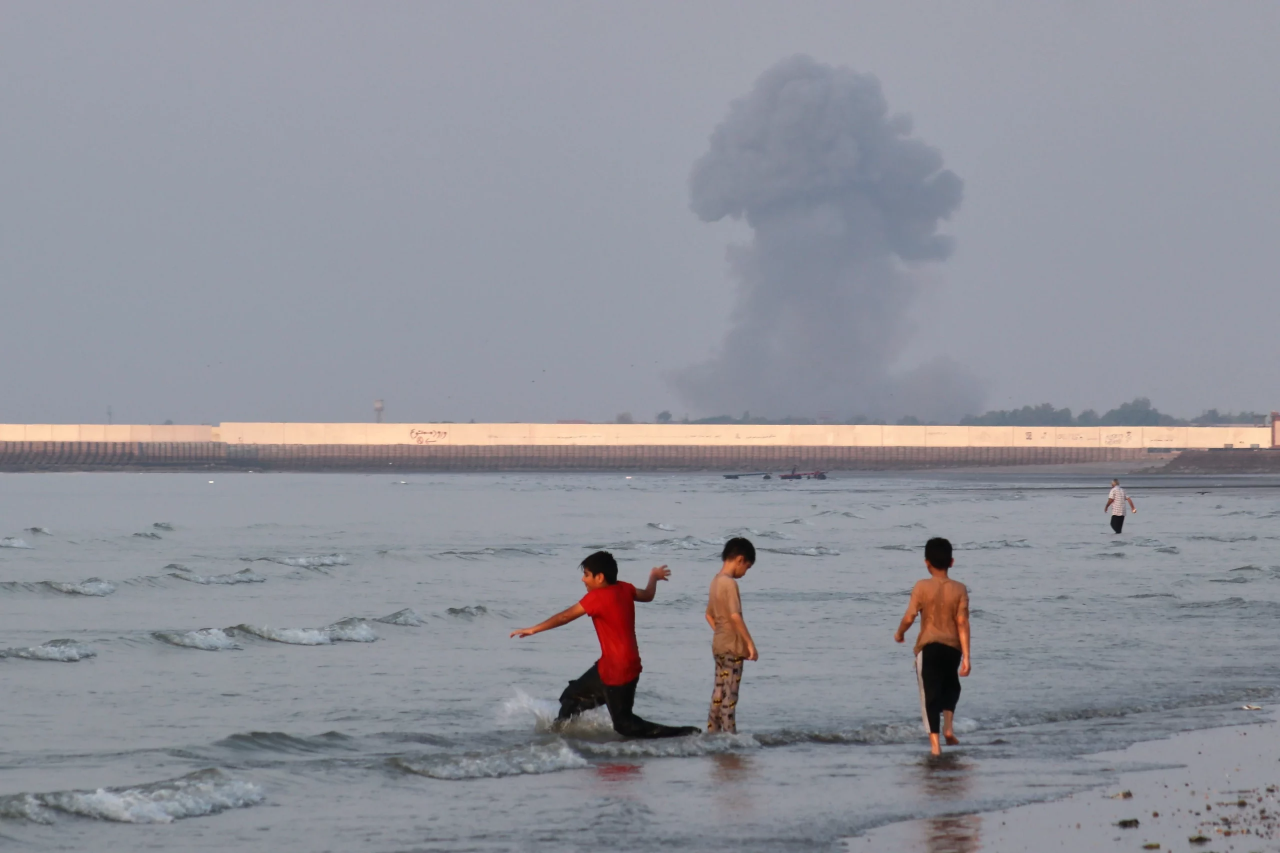 Washington étend ses frappes aux infrastructures iraniennes, Téhéran élargit ses ripostes dans le Golfe