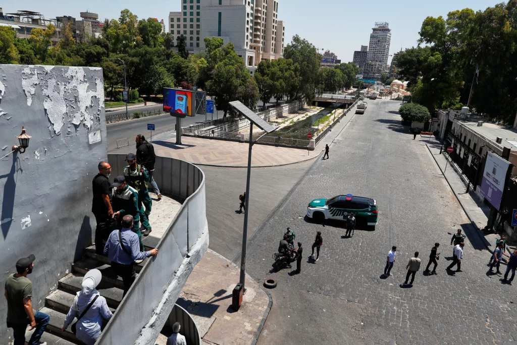 À Damas, deux explosions près de l’hôtel de Macron fragilisent la visite française en Syrie
