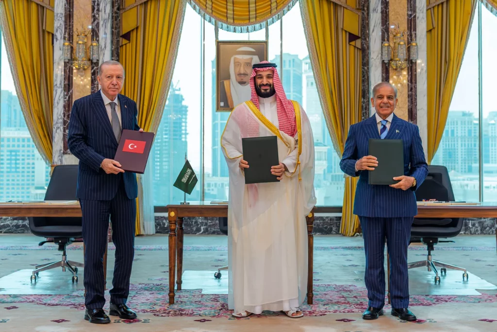 L’Arabie saoudite, la Turquie et le Pakistan signent un accord de défense mutuelle à La Mecque